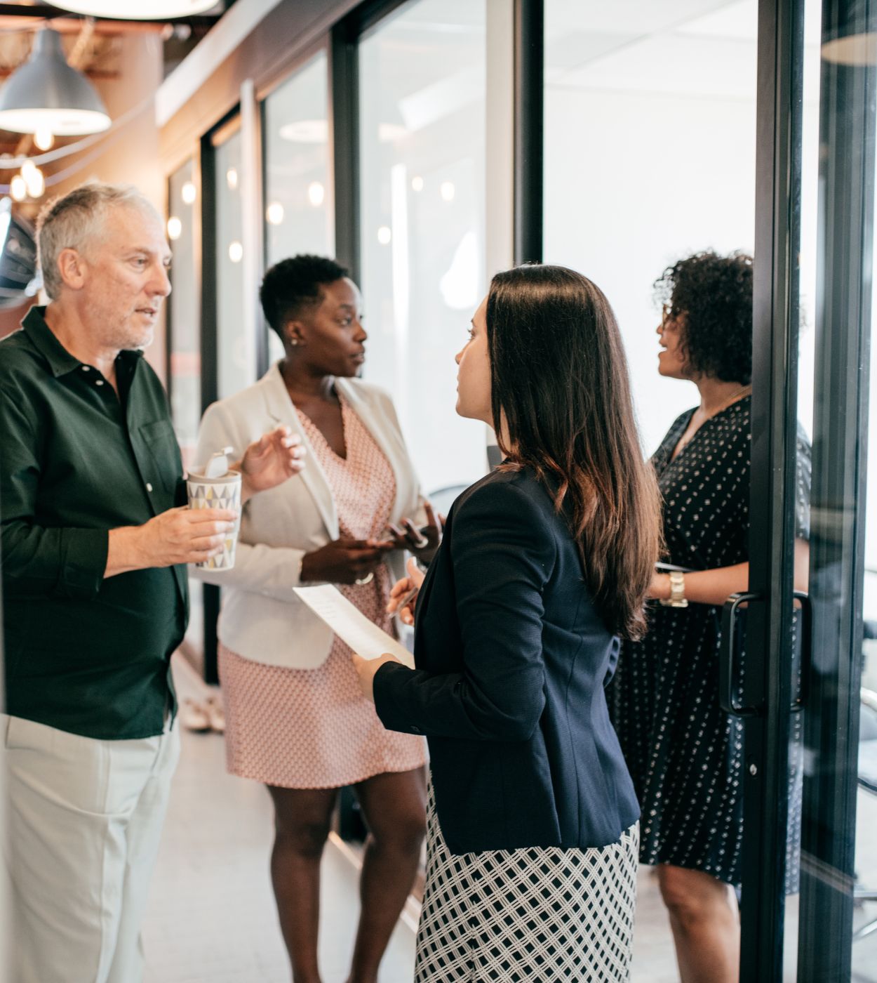 hr leader meeting with employees